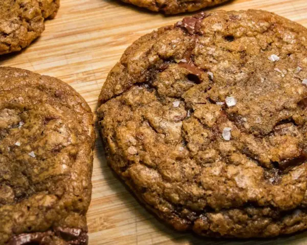 Galletas cookies caseras con trozos de chocolate y sal marina, recién horneadas y listas para disfrutar.