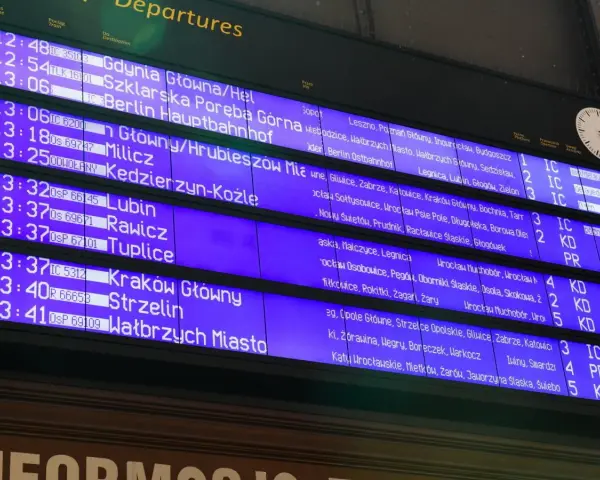 Tablica odjazdów Wrocław Główny pokazuje pociągi do Gdyni, Berlina, Lubina, Rawicza, Tuplic, Krakowa, Strzelina i Wałbrzycha.
