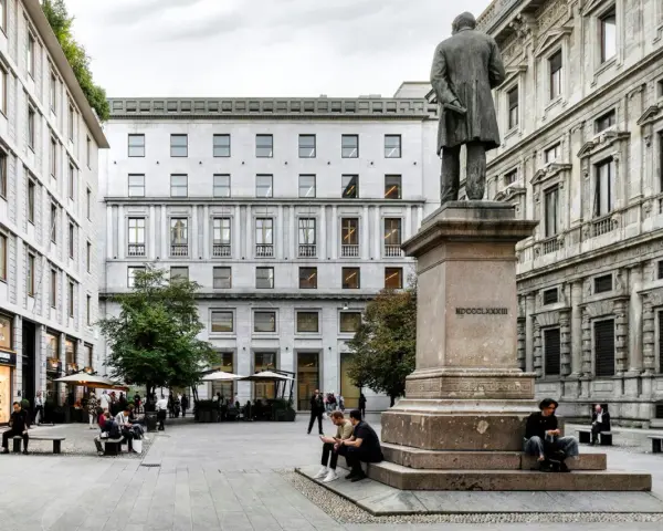 Piazza con statua e architettura elegante, dove si trova la bottega Veneta sede.