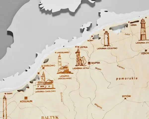 Mapa drewniana z zaznaczonymi latarniami morskimi w Polsce. Widoczne m.in. latarnie w Darłowie, Ustce, Jarosławcu, Czołpinie, Stilo i Jastarni.