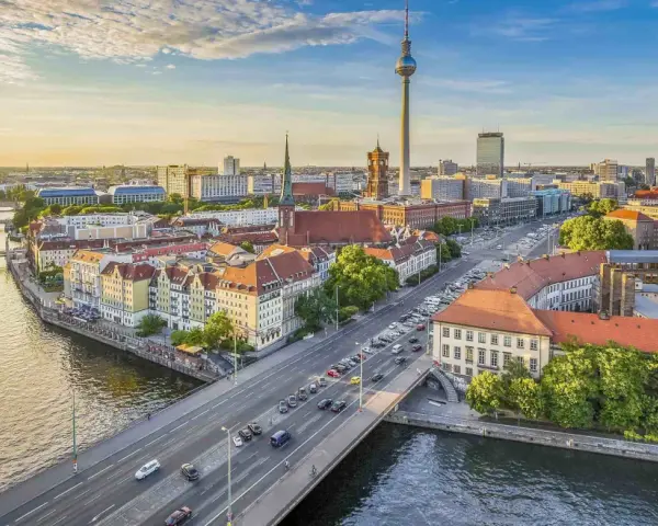 Widok na Berlin z wieżą telewizyjną i katedrą. Wyobraź sobie podróż pociągiem z Krakowa do Berlina, podziwiając takie krajobrazy.