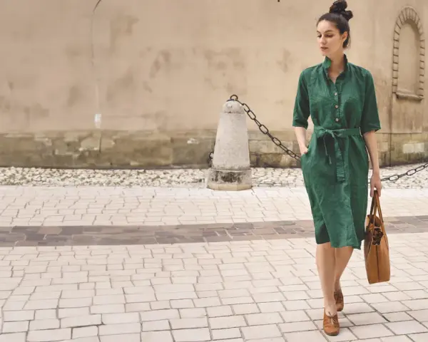 Elegancka stylizacja na lato: zielona lniana sukienka z paskiem, brązowa torba i mokasyny. Idealny przykład, jak się ubrać latem.