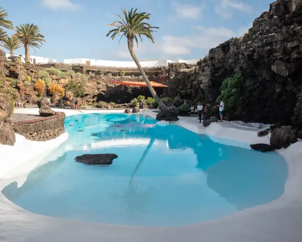Basen w Jameos del Agua, wulkaniczne krajobrazy i palmy – to idealne miejsca, które warto zobaczyć na Lanzarote.