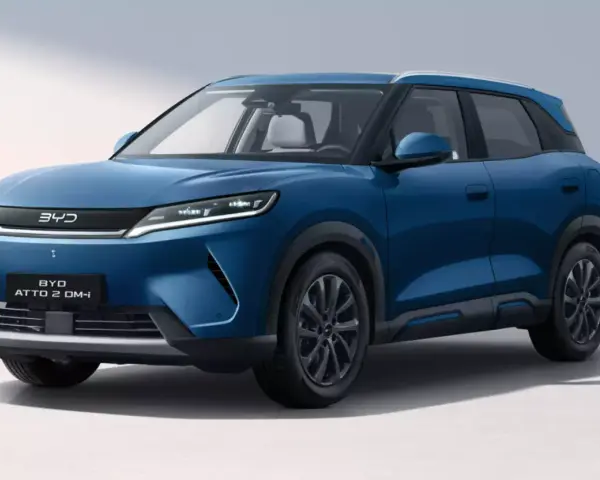 Niebieski BYD ATTO 2 DM-i, nowoczesny SUV z eleganckimi światłami LED i czarnymi felgami, gotowy na miejskie przygody.