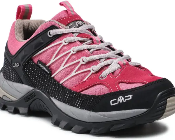 Różowy but trekkingowy CMP, idealny na outdoorowe przygody. CMP to firma znana z odzieży i obuwia sportowego.