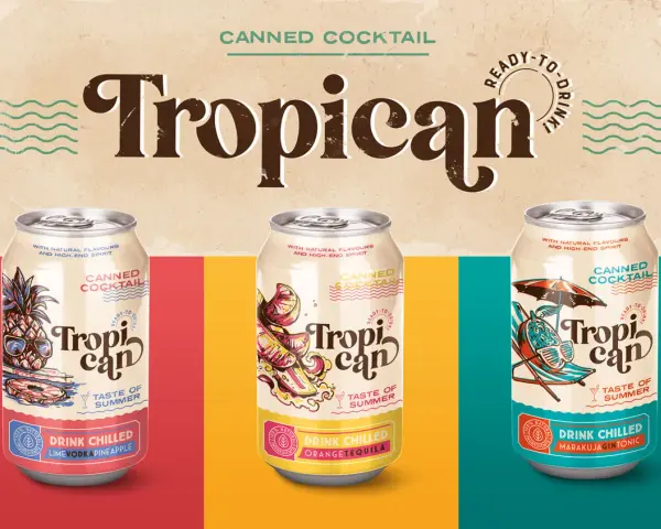 Trzy puszki gotowych drinków "Tropican" o różnych smakach: ananasowym, pomarańczowym i marakujowym.