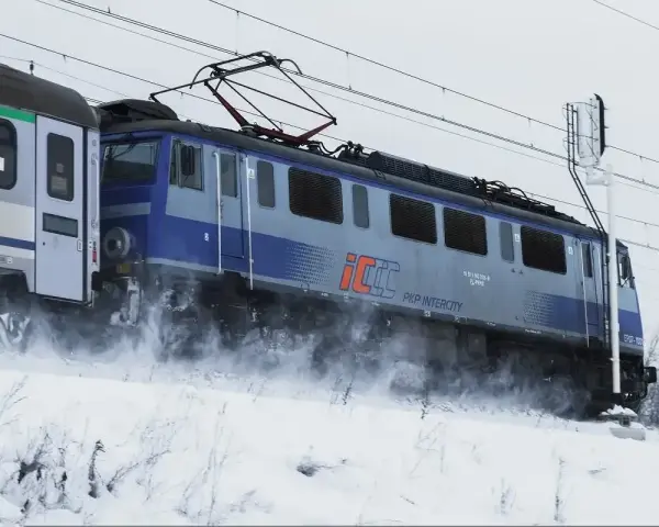 Lokomotywa PKP Intercity w zimowej scenerii. Różnica między TLK a IC to komfort i prędkość podróży.