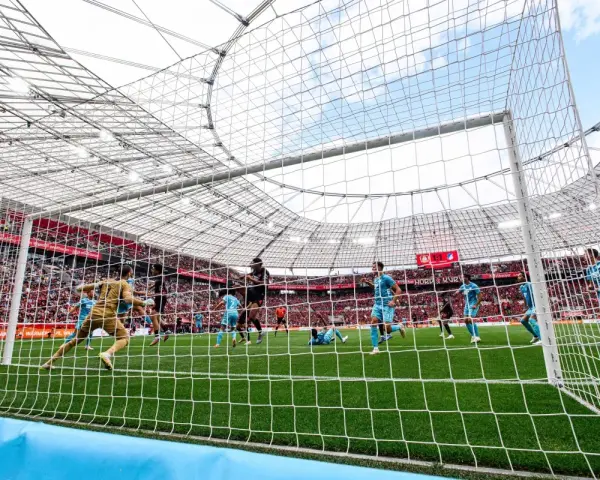 Piłkarze walczą o bramkę, kibice na trybunach, a gdzie liga mistrzów? Emocje sięgają zenitu na zielonej murawie stadionu.