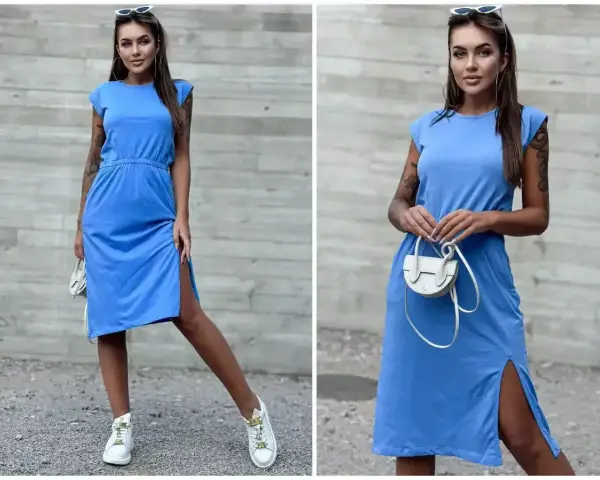 Kobieta w niebieskiej sukience z rozcięciem i białymi sneakersami. Idealne buty do niebieskiej sukienki na co dzień.