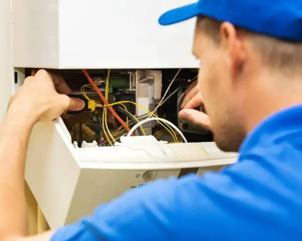 Tecnico ripara caldaia Immergas, il display non si accende.