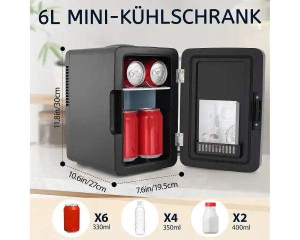 Czarna, otwarta mini lodówka z napojami w puszkach i butelkach, z wymiarami.