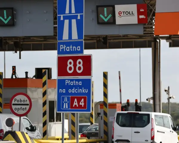 Znaki drogowe na płatnym odcinku autostrady A4 z systemem e-TOLL.