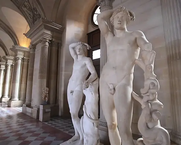 Les sculptures en marbre d'Amour et Psyché de Canova, dans un musée avec des colonnes et un sol à damier.
