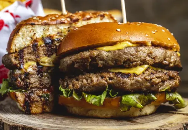 Z jakiego kraju pochodzi hamburger? Niemcy czy USA? Rozwiązujemy zagadkę