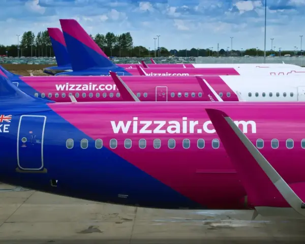 Rząd różowych samolotów Wizzair na płycie lotniska. Może to być widok przed lub po zwrocie biletu Wizzair.