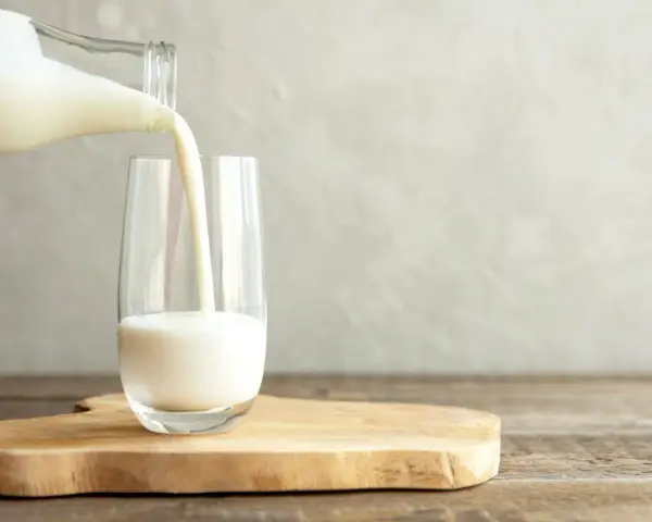 Kefir Krasnystaw nalewany do szklanki. Zdrowy napój, który warto znać, jeśli interesują Cię jego kcal.