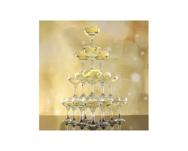 Jak przygotować "champagne tower" żeby była bezpieczna i efektowna? Piramida z kieliszków szampana, wypełniona złotym trunkiem, na tle błyszczącej, złotej scenografii.