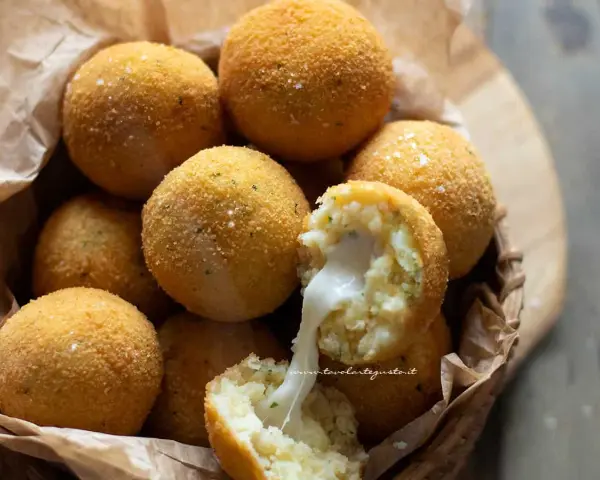 Deliziose polpette di patate dorate e croccanti, con un cuore filante di formaggio.