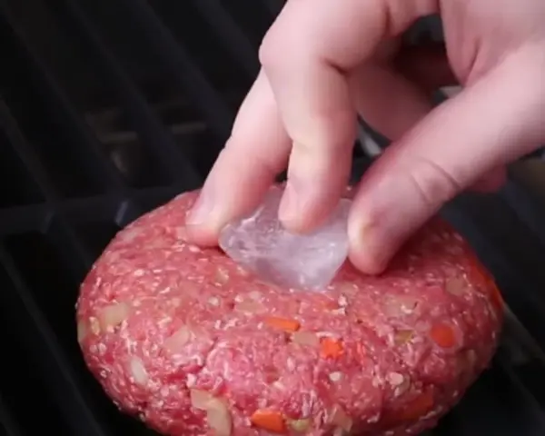 Myśląc o idealnym burgerze: Jak zrobić soczyste mięso w domu?