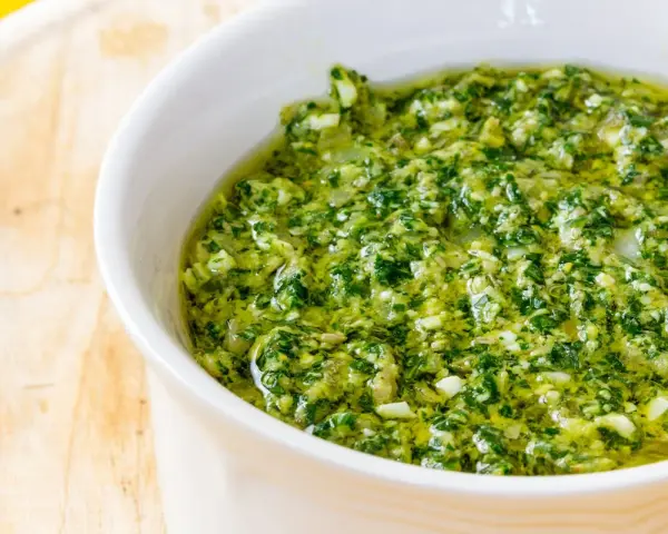 Un invitante bagnetto verde piemontese, fresco e profumato, pronto per condire la pasta.