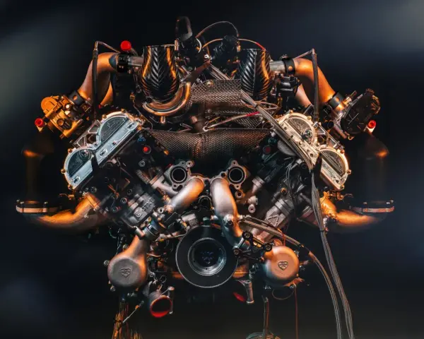 Potężny silnik V8 z podwójnym turbodoładowaniem, pełen skomplikowanych detali i metalowych elementów, gotowy do pracy.