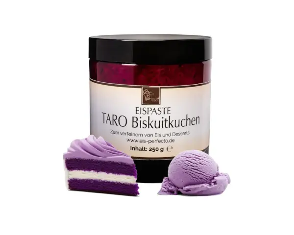 Lila Taro Biskuitkuchen-Eiscreme-Paste in einem Glas, daneben ein Stück Kuchen und eine Kugel Eis.