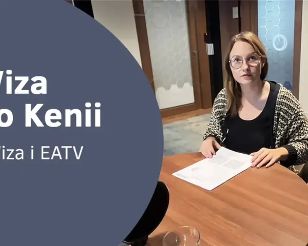 Kobieta przy biurku omawia wiza do Kenii. Informacje o eWizie i EATV.