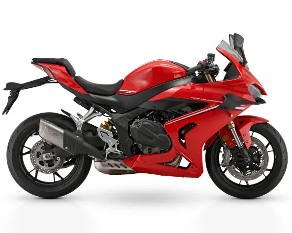 Czerwony motocykl sportowy z widocznym napisem "FOUR CYLINDERS" i informacją o pojemności silnika 800cc.