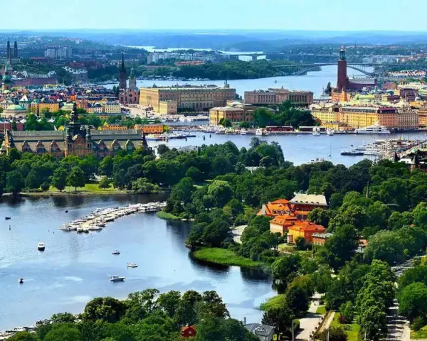 Blick auf Stockholm mit Wasserwegen und grünen Ufern. Perfekt für ein Auslandspraktikum in Schweden.