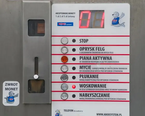 Ciśnienie na myjni bezdotykowej: Ile barów jest bezpieczne dla lakieru?