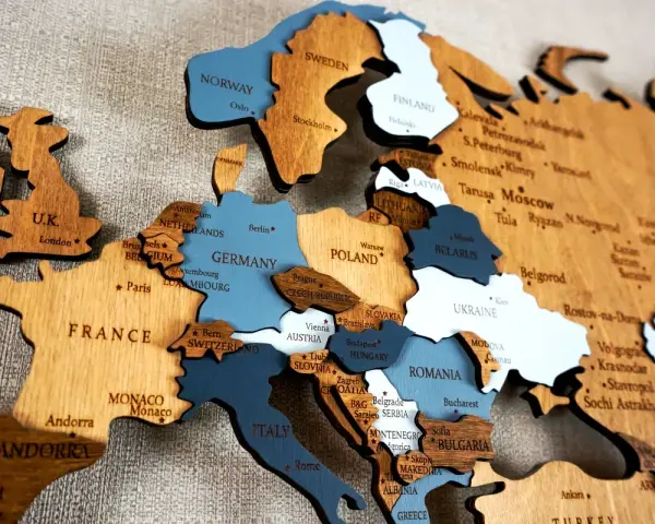 Drewniana mapa Europy z zaznaczonymi krajami. Widoczne m.in. Francja, Niemcy, Polska, Włochy, Skandynawia. Eog co to? To piękna dekoracja ścienna.