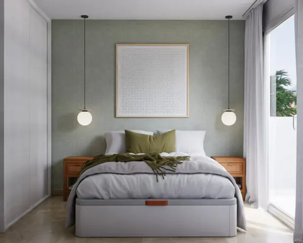 Cama moderna con cuadros decorativos que ponen en vez de cabecero. Mesitas de noche de madera y lámparas colgantes.