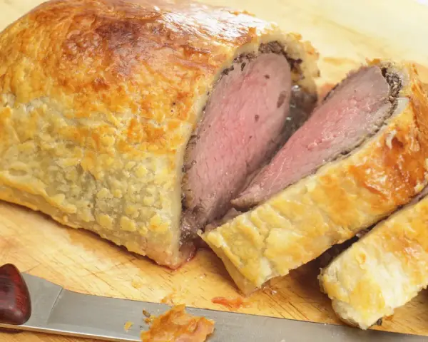 Saftiges Rinderfilet im Blätterteig, perfekt geschnitten, bereit als Hauptgericht mit passenden Beilagen.