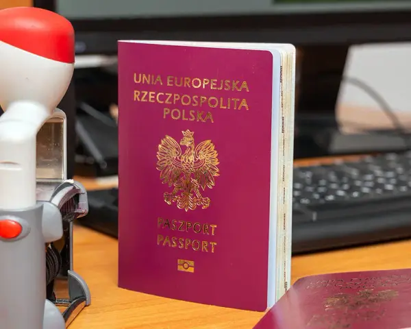 Ile kosztuje zgoda na paszport u notariusza? Sprawdź ukryte opłaty