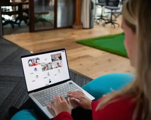 Partecipa a webinar gratuiti con attestato, interagendo con colleghi da remoto tramite videochiamata su laptop.
