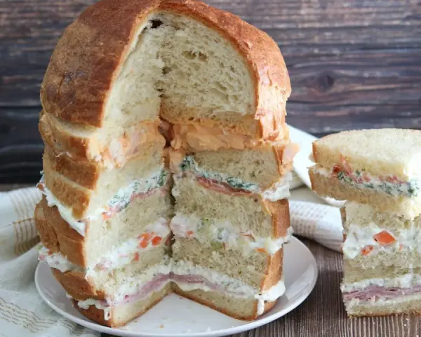 Panettone Gastronomico: Farciture, Taglio e Consigli per un Buffet Perfetto