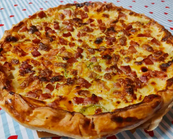 Torta salata con zucchine e prosciutto cotto, dorata e invitante, pronta per essere gustata.