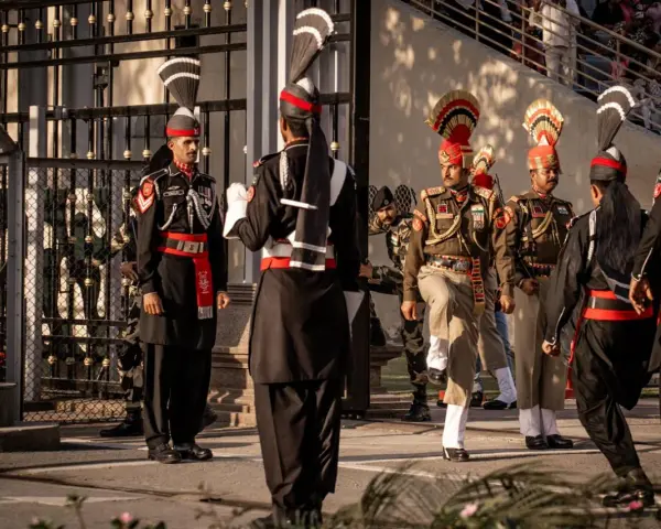 Żołnierze w barwnych mundurach, z pióropuszami na głowach, podczas ceremonii na granicy. To widok, który może przypominać o tym, co można przywieźć z Indii – wspomnienia i dumę.