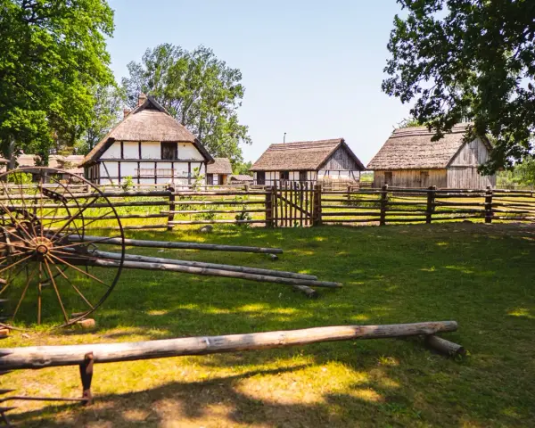 Muzeum Wsi Słowińskiej w Klukach to skansen z tradycyjnymi chatami i zabytkowym sprzętem rolniczym.