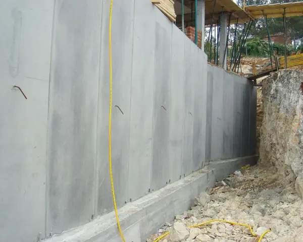 Muro de hormigón prefabricado para un sótano en construcción. El coste de construcción del sótano se ve reflejado en estos materiales.