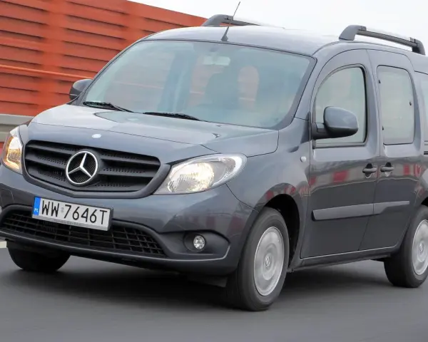Szary Mercedes Citan na drodze. Choć praktyczny, warto znać jego potencjalne mercedes citan wady przed zakupem.
