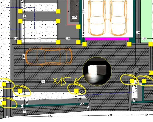 Projekt oświetlenia w domu: rozmieszczenie lamp, ścieżek, drzew i miejsc parkingowych.