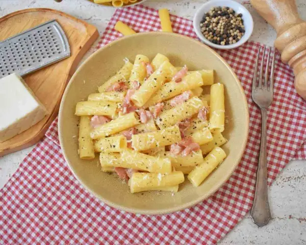 Pyszne danie z makaronem rigatoni, guanciale i pecorino. Idealne na szybki obiad, oto pasta alla Gricia przepis.