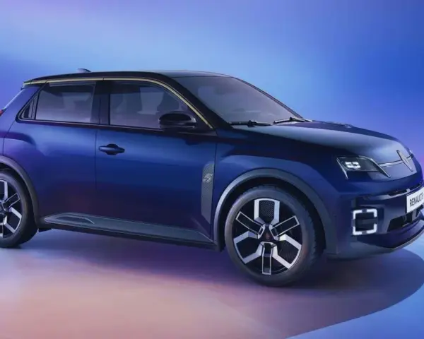 Nowe, granatowe Renault 5 z czarnym dachem i złotymi akcentami, na tle niebiesko-fioletowego gradientu.