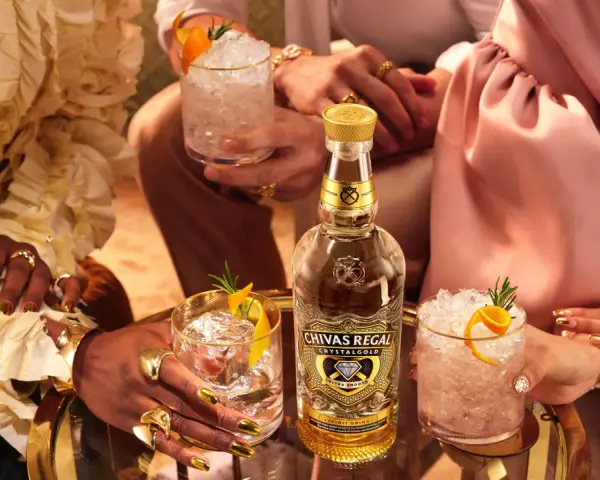 Eleganckie drinki z Chivas Regal Crystal Gold. Czy to są shoty? Nie, to wyrafinowane koktajle z lodem i cytrusami.
