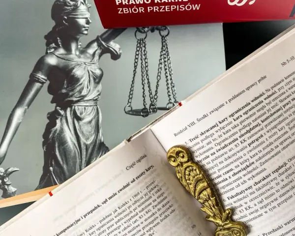 Miesiąc pozbawienia wolności ile to dni? Statua Temidy i kodeks karny przypominają o tym, że kara może być skrócona.
