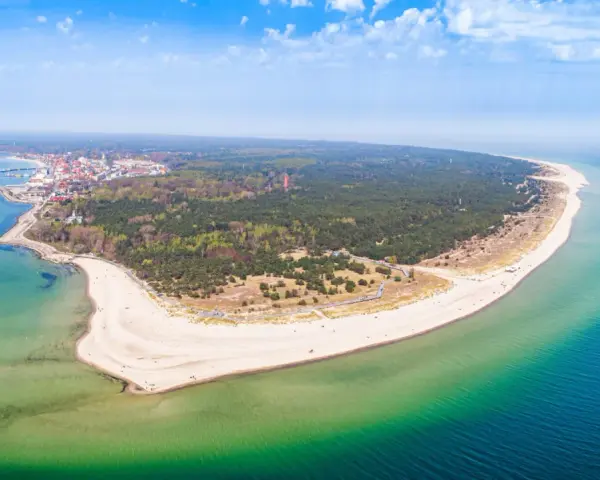 Półwysep Helski z lotu ptaka, idealne miejsce na wycieczki kolejowe po Polsce. Piękne plaże, lasy i morze.