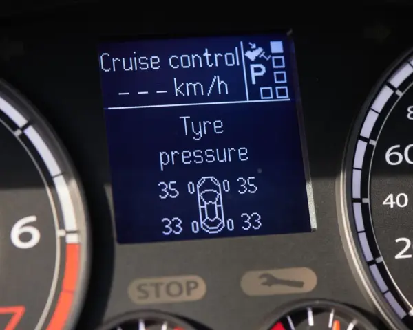 Cruscotto auto: Cruise control attivo, ma attenzione alla pressione pneumatici bassa. Cosa fare? Controllare e gonfiare gli pneumatici.