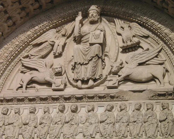 Kamienna płaskorzeźba przedstawia Chrystusa z symbolami ewangelistów: lew (Marek), orzeł (Jan), anioł (Mateusz), wół (Łukasz). Poniżej siedzi dwunastu apostołów.