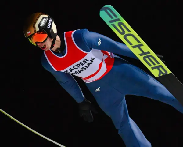 Skoczek narciarski w locie, przygotowujący się do Mistrzostw Świata Juniorów w Skokach Narciarskich 2026.